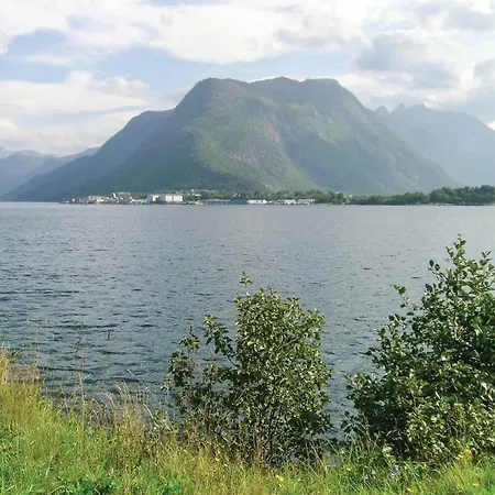 Feriehus Four-bedroom Holiday In Eidsbygda *